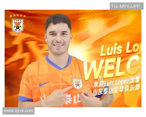 短袖足球明星背后的训练与比赛故事展现职业精神与青春活力