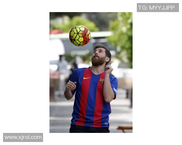 足球球星化身老大爷街头摆摊遭认出瞬间引发球迷围观热议 足球球星化身老大爷街头摆摊遭认出瞬间引发球迷围观热议